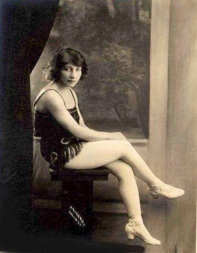 STUDIO PORTRAIT - CHICAGO - CELEBRITY STUDIO - UNKNOWN WOMAN PERFORMER - LIKELY VAUDEVILLE - c1920.jpg